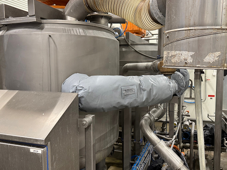 Removable reusable hygienic food grade thermal blanket and jacket insulation on process piping supplying a food processing kettle