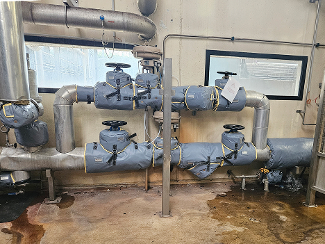 Steam control and safety station with removable reusable blanket insulation (jacket insulation) on globe valves, safety valve, strainers, separator, and steam trap